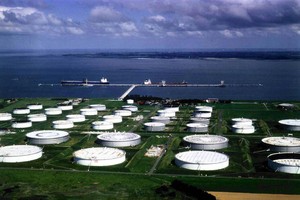 Giá dầu lập tiếp kỷ lục do dòng chảy thương mại bị gián đoạn